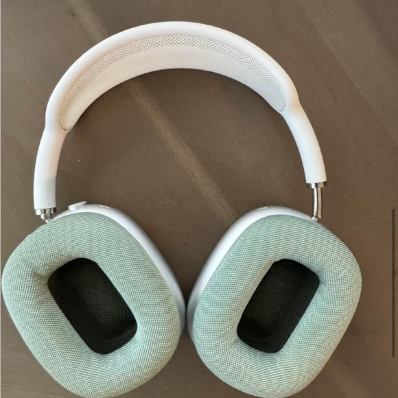 Like New Apple AirPod Max - Picture 2 of 6